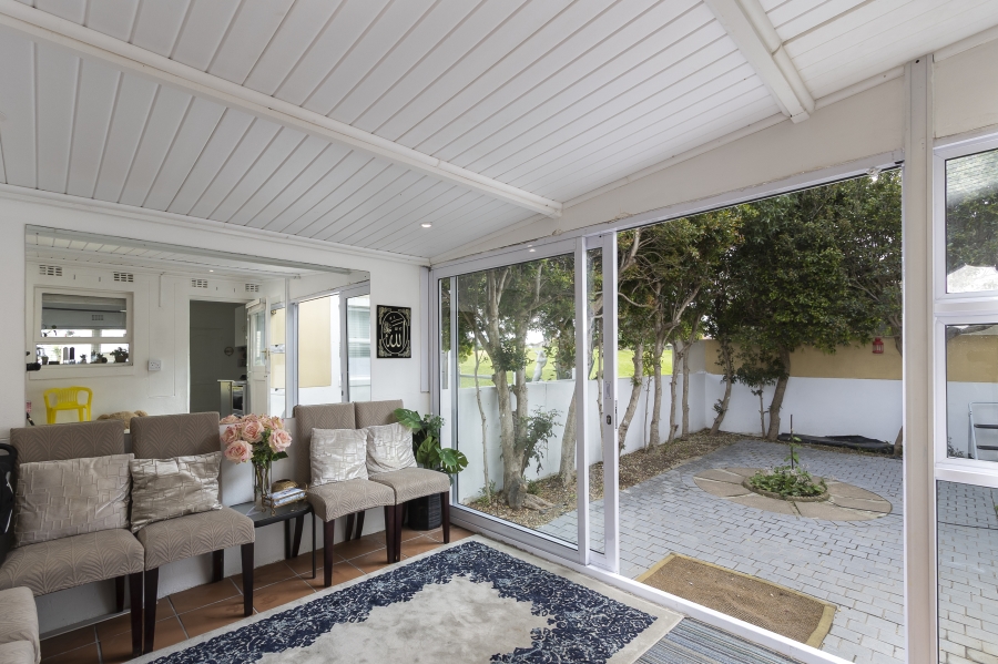 1 Bedroom Property for Sale in Dobson Western Cape